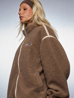 Veste chaude décontractée surdimensionnée en polaire sherpa 100% polyester, à col montant personnalisé avec passepoil contrastant, épaules tombantes et empiècements moelleux
