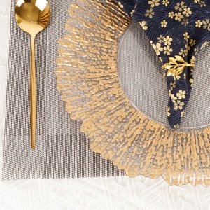 Assiettes de présentation en <span class=keywords><strong>plastique</strong></span> <span class=keywords><strong>transparent</strong></span> de luxe, motif flocon de neige récif doré, 13 pouces, pour décoration de table, vente en gros personnalisée - Product Image 4