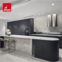 Armoires de cuisine Alland Luxury Modern 2026 en chêne fumé bicolore, mélamine grise laquée, avec grand îlot en marbre en forme d'arc