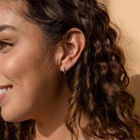 Boucles d'oreilles Huggie en acier inoxydable avec incrustation d'opale de feu dorée