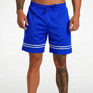 Shorts Bermuda en maille rouge pour homme avec bandes latérales blanches, taille à cordon, vêtements de sport décontractés, respirant, en polyester - Product Image 4