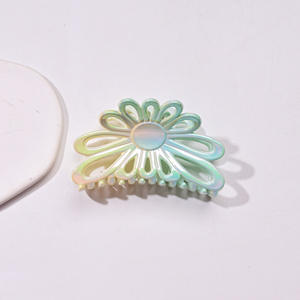 Pinza <span class=keywords><strong>de</strong></span> Pelo <span class=keywords><strong>de</strong></span> Plástico Electrochapado con Diseño <span class=keywords><strong>de</strong></span> Flor Hueca Degradado Iridiscente - Pinza Brillante y Elegante para Decoración Diaria del Cabello Femenino - Product Image 6