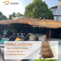Toiture en chaume synthétique imperméable et ignifuge, idéale pour les cabanes Tiki, les gazebos et la décoration des complexes hôteliers.