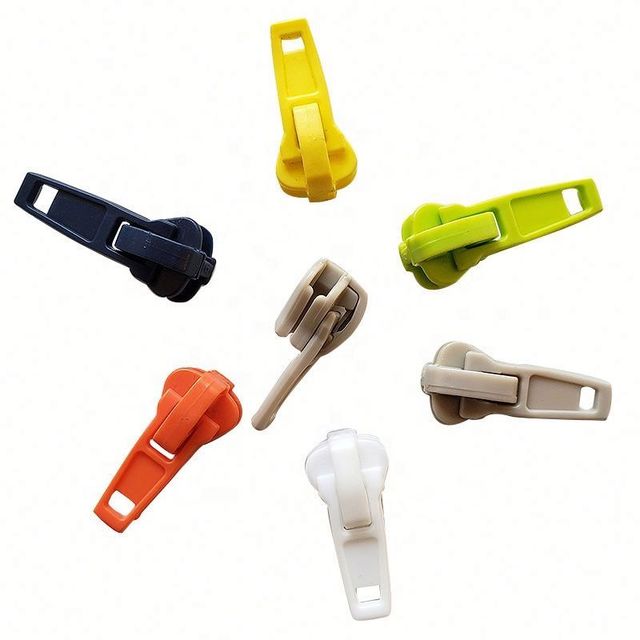 Factory Wholesale Open-end PVC Plastic Auto Lock Zipper Slider with Fashion Design