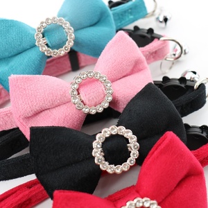 Collier pour chat élégant et mignon en polyester avec nœud papillon et clochette, réglable, anti-perte, pour la promenade quotidienne, les fêtes et l'extérieur - Product Image 5