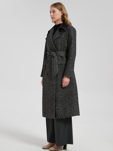 Nouvelle collection Automne-Hiver 2025 : <span class=keywords><strong>Poncho</strong></span> long gris pour <span class=keywords><strong>femme</strong></span> en laine mérinos style vintage 'Old Money' avec col en cuir et empiècements en laine/viscose - Product Image 2