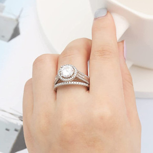 Anelli per coppia in rame dal design unico, con zirconi rotondi intarsiati, eleganti gioielli da sposa di lusso leggero per occasioni di festa - Product Image 3