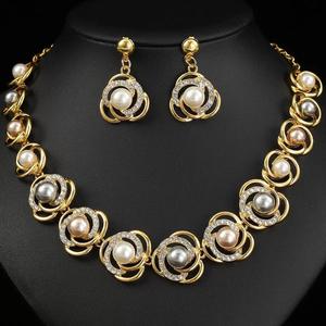 Perle Kundan Choker Long Collier Ensemble Intemporel Et Luxueux Appel Rideaux Gracieusement Ajoutant À La Main En Vrac Produit - Product Image 1