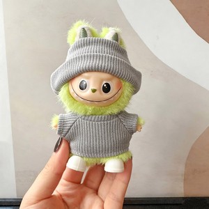 Lindo muñeco de peluche verde con gorro de punto blanco y suéter, juguete de peluche versión Q, unisex, de 8 a 13 años - Product Image 3