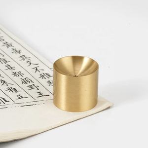 Porta incenso cilindrico in ottone massiccio dorato, strumento per bruciare incenso aromatico, per meditazione, legno di sandalo, per uso religioso, produzione artigianale - Product Image 3