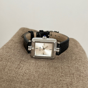<span class=keywords><strong>Orologio</strong></span> al Quarzo Quadrato Vintage Elegante IEKE con <span class=keywords><strong>Cinturino</strong></span> in <span class=keywords><strong>Pelle</strong></span>, <span class=keywords><strong>Orologio</strong></span> Artistico da <span class=keywords><strong>Donna</strong></span> Stile Medievale Dorato, Regalo Retrò Squisito - Product Image 4