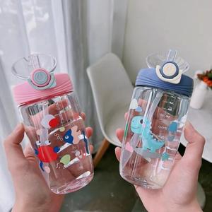 ขวดน้ำพลาสติกสำหรับเด็กพร้อมหลอดดูด ฝาเปิดแบบพลิก ลายการ์ตูน ปลอดสาร BPA พกพาสะดวก สำหรับเด็กนักเรียน ใช้ในช่วงฤดูร้อน - Product Image 1