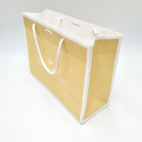 Bolsa de regalo de papel laminado al por mayor con asa de cinta y logotipo impreso personalizado para embalaje de joyería, ropa y calzado.