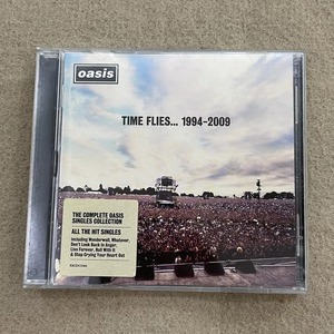 Oasis Time Flies 1994-2009, el CD completo de sencillos, el álbum de mayores éxitos del Britpop - Product Image 1