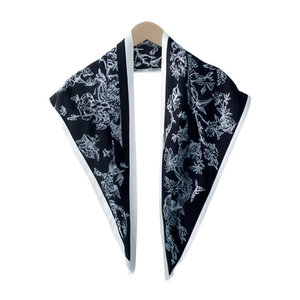 Bufanda triangular Angelina de 135x60 cm con estampado floral, accesorio de moda para mujer - Product Image 1