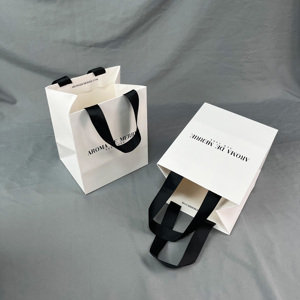 Sac cadeau en papier blanc minimaliste personnalisé avec anse en ruban noir, logo imprimé, sac shopping en papier de luxe pour cosmétiques et parfums - Product Image 2