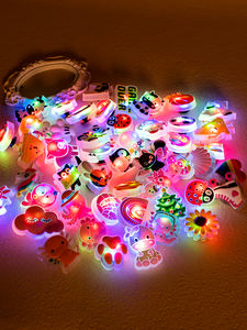 カスタマイズ卸売LEDピンクPVC DIYクロッグサンダルアクセサリー発光猫豚漫画靴装飾カワイイ靴チャーム - Product Image 6