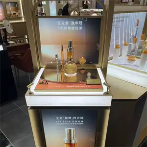 Una linea di fornitore di marchio personalizzato acrilico espositore per cosmetici makeup display