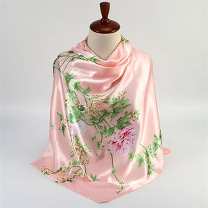 Elegante Sciarpa Quadrata in Raso <span class=keywords><strong>di</strong></span> Seta Rosa con Motivo Floreale <span class=keywords><strong>di</strong></span> Peonie per Donna, Ideale per Matrimoni e Feste - Product Image 1
