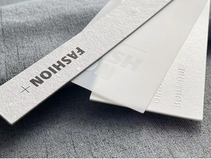 ป้ายแขวนเสื้อผ้าแบบกำหนดเองสำหรับพิมพ์โลโก้ ป้ายเสื้อผ้า ตัวเลือกกระดาษคราฟท์และพีวีซี ป้ายแฟชั่นสำหรับร้านขายเสื้อผ้า รับผลิตแบบ OEM - Product Image 5