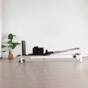 Venta Directa de Fábrica: Cama de Pilates de Aleación de Aluminio Blanca, Duradera y Ajustable para Gimnasio, Venta al Por Mayor - Product Image 1