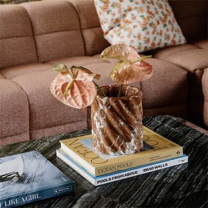 Vase en pierre en spirale de marbre de Rosso Alicante fabriqué à la main Vase de table de flore en spirale rose naturel Surface aiguisée - Product Image 1