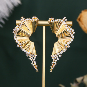 Eleganti <span class=keywords><strong>orecchini</strong></span> pendenti in cristallo placcato oro da <span class=keywords><strong>donna</strong></span> alla moda Non forati con <span class=keywords><strong>Clip</strong></span> geometrica a ventaglio a forma di ventaglio gioielli in lega - Product Image 6