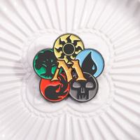 Broche Thème Jeu de Cartes Magique Cinq Éléments Anime Cartoon – Broche Colorée pour Décoration de Tenue – Vente en Gros