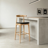 Taburete de Cocina de Madera de Caucho, Estilo Moderno de Mediados de Siglo, Respaldo Curvo Tipo Bullhorn, Asiento Tapizado Negro, Carga Directa de Fábrica en Contenedor