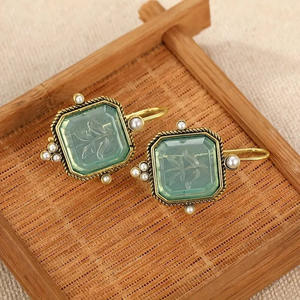 Audrey Con Pendientes colgantes chapados en oro vintage con piedra roja y perlas de imitación geométricas, joyería de moda para mujer - Product Image 6