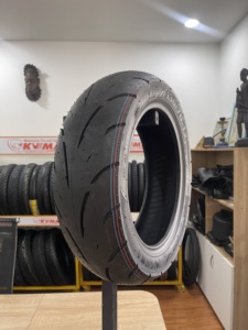 Pneu de scooter sans chambre à air KUMATIRE Vietnam K241 (3.50-10, 100/90-10) avec une traction élevée et une maniabilité stable - Product Image 6