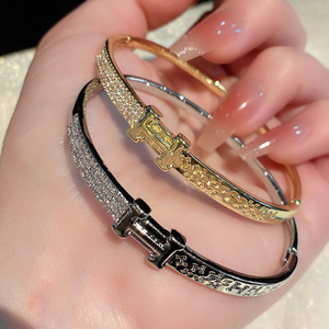 Bracelet minimaliste en forme de H avec lettres carrées en diamant, argent et or, micro-incrustation, bijoux cadeau - Product Image 4