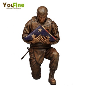 Estatuas de Bronce de Guerreros Arrodillados de Tamaño Real Sosteniendo la Bandera Estadounidense - Product Image 1