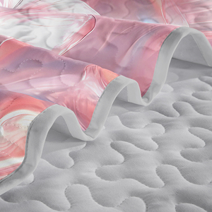 Ensemble de couette matelassé imprimé numérique rose perle irisé-Literie en polyester scintillant 3 pièces avec 2 taies d'oreiller - Product Image 4