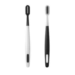 Cepillo de dientes para adultos con cerdas suaves, paquete de 2, cepillo de dientes manual en blanco y negro para uso diario. - Product Image 5