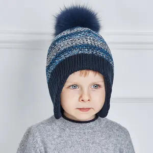 חורף ילדים צמר סרוג אקארד דפוסים כפת טבעי פרווה פומפונים בני EarFlap כובעי חם שכבה כפולה ילדי סקי כובע