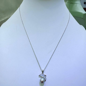 Collar de Perlas de Agua Salada de Plata Pura de Lino Genuino Wenchi de 8-9mm con Cadena de Clavícula de Delfín, Venta al por Mayor desde China - Product Image 2