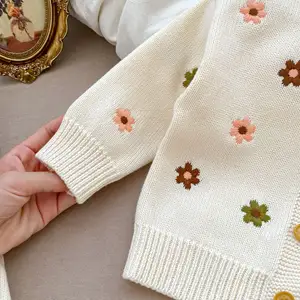 Personalizado 100% algodón orgánico bebé mameluco cárdigan conjunto bordado bebé niñas tela