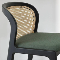 Chaise de bar au design minimaliste et simple, avec cadre en bois massif, dossier en rotin et assise rembourrée, pour bar à domicile ou cuisine