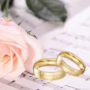 Vente en gros de 1 paire d'alliances de mariage pour couple en <span class=keywords><strong>acier</strong></span> <span class=keywords><strong>inoxydable</strong></span> 316L plaqué or 24 carats avec zircon, pour homme et <span class=keywords><strong>femme</strong></span> - Product Image 4
