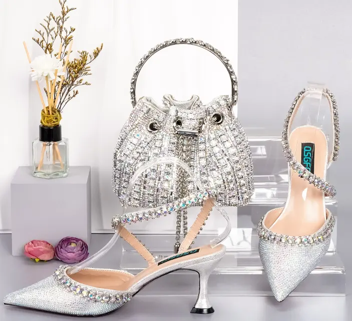 Schöne reife italienische Schuhe für schöne Dame Kleid Pu Frauen Sommerschuhe Schuhe und Tasche Set Sommers andalen Dicke Plastik keile