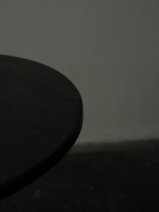 Table d'appoint en bois massif artisanale avec design de piédestal architectural unique, meubles de salon en bois en vente - Product Image 3