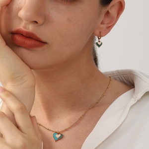Ensemble de bijoux luxueux et mignon en acier inoxydable plaqué or 18 carats, collier avec boucles d'oreilles en forme de cœur à double couche pour femmes - Product Image 4