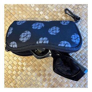 Étui à lunettes en néoprène noir imprimé, étui souple pour lunettes de vue, pochette pour lunettes de soleil avec clip ceinture, vente en gros - Product Image 1