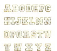 Patch en tissu adhésif en chenille brodé, personnalisable, en stock, 5,5 cm, blanc avec bordure dorée, 26 lettres, pour accessoires de sac
