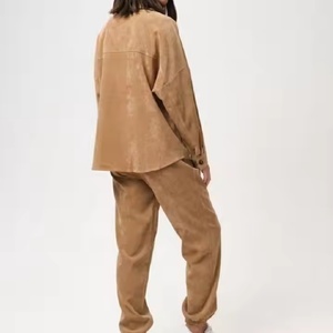 Conjuntos de Camisa Holgada con Botones y Pantalones Cargo de Pana con Cintura Elástica Recta para Mujer, con Logotipo Personalizado OEM - Product Image 4