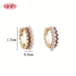 Colección de Aros con Perlas Onduladas y Circonitas, Latón con Baño de Oro de 18K, Venta al Por Mayor - Product Image 6