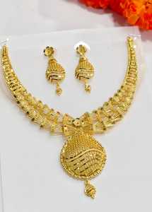 Conjunto de collar y aretes dorados con colgante de gota de agua y circonita cúbica para mujer, joyería para bodas y fiestas. - Product Image 3