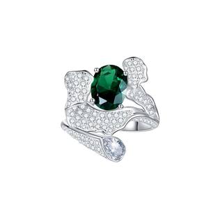 Anillo de Esmeralda de Diseño para Mujer, 2ct, Cultivada, Color Verde, Pequeña, Plata de Ley, Engaste Ovalado con Puntas, Certificado por Terceros, de Moda - Product Image 1