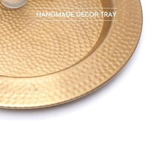 Plateau rond en aluminium doré pour servir à la maison des collations, des boissons, des desserts et de la décoration avec un design léger et durable pour un usage quotidien - Product Image 3